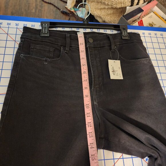 Good American Classic Chewed Hem Slim Straight Jeans NWT Black Size 14 - Picture 6 of 16